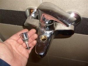 Javító kapcsoló a zuhany finomságok cserefolyamatának