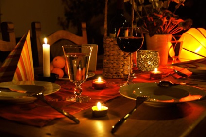 Romantikus, gyertyafényes vacsora egy szeretett ember otthon