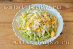 Karfiol saláta tojással és uborkával recept egy fotó
