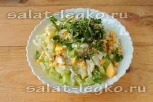 Karfiol saláta tojással és uborkával recept egy fotó