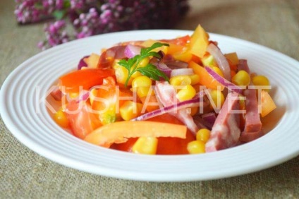 Saláta kolbász, kukorica, paradicsom és paprika
