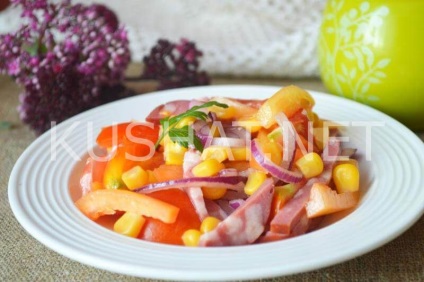 Saláta kolbász, kukorica, paradicsom és paprika