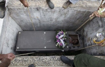 A legfurcsább temetés egy olyan világban, ahol az emberek élve eltemetve egy ok, hogy nyilvánvalóan sokkoló!