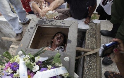 A legfurcsább temetés egy olyan világban, ahol az emberek élve eltemetve egy ok, hogy nyilvánvalóan sokkoló!