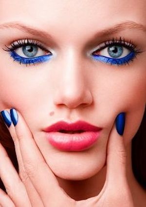 Kék manikűr hogy a megfelelő make-up