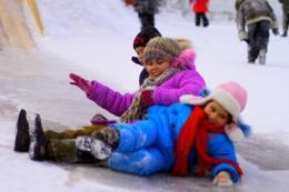 Lavina a kertben, hogy egy hó domb kezük (havas) Lavina a kertben, hogy egy hó domb kezük