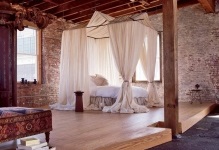 Loft stÃlusú fotót belsÅépÃtészet, fehér kis tizenéves férfi és modern Modern tetőtéri szoba