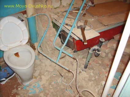 Cikke lebontása a fal között, a fürdőszoba és WC-vel oldalamon dvushka