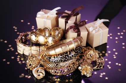 Stílusos ékszer aranyból gyűrűk, fülbevalók, karkötők és medálok (fotókkal)