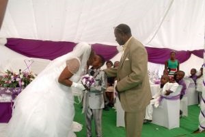 Esküvői 8 éves fiú és 61 éves nő, Armen abisoghomyan
