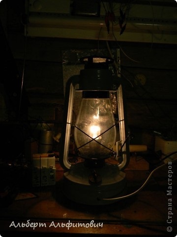 A lámpa a petróleumlámpa, az ország mesterek