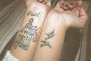 Tetoválás a csuklón a férfiak és nők - és értékét a vázlatok