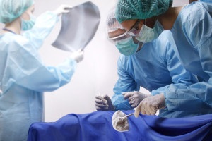A csontvelő-átültetés lehetséges következményeit hol külföldön