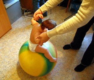 Gyakorlatok a csecsemők a fitball (fitball) Gyakorlatok a csecsemők a fitball