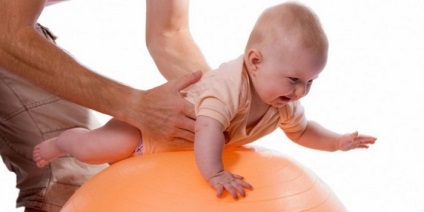 Gyakorlatok a csecsemők a fitball - az első fizikai aktivitás a gyermek