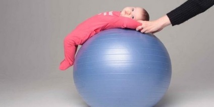 Gyakorlatok a csecsemők a fitball - az első fizikai aktivitás a gyermek
