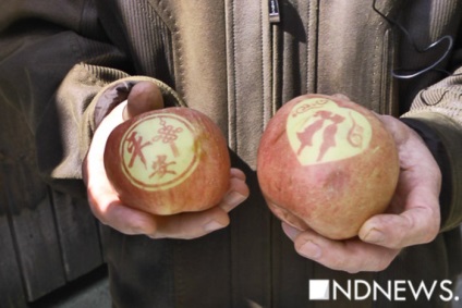 Уральці виявили в магазинах яблука з ієрогліфами на шкірці