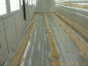 Felmelegedés fóliázott izolona falak, a padló erkély belül