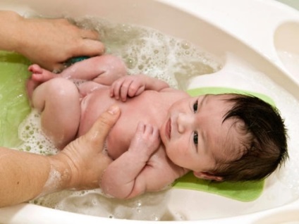 Gondozása egy újszülött fiú az első hónapokban az élet és legfeljebb 6 hónapig