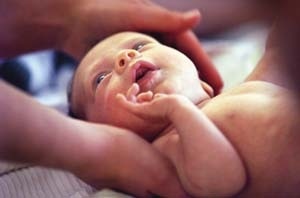 Koponyán belüli nyomás csecsemők és kisgyermekek a tünetek, okok és kezelés, a növekedés jelei tapasztalhatók