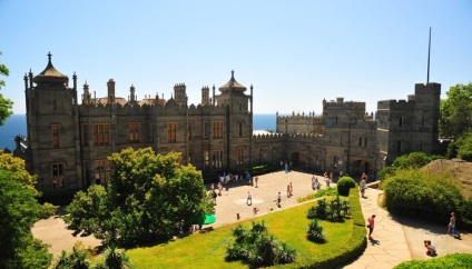 Vorontsov Palace (Krím, Alupka) a történelem folyamán, a leírást, hogy hogyan juthatunk el oda, az árak és nyitva tartás