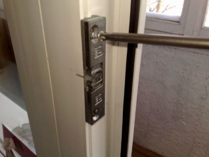 Retesz erkély ajtók PVC és mágneses, hogyan kell beállítani a zár és a reteszelő