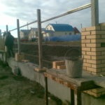 Építése a kerítés téglából és hullámkarton saját kezűleg - a fotó és videó installáció egy tégla