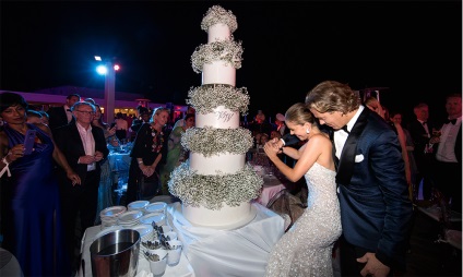 Mi volt az esküvői ruha Viktorii Svarovski Swarovski kristályok súlya 46 kg és egyéb részleteket,