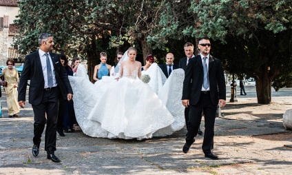 Mi volt az esküvői ruha Viktorii Svarovski Swarovski kristályok súlya 46 kg és egyéb részleteket,