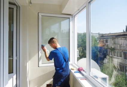 Hogyan mossa ablakok erkély kívül és belül gyorsan és egyszerűen