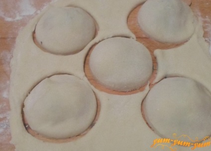 Főzni muffin bombák paradicsommal és sajttal recept pitét a sütőbe