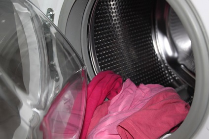 Hogyan mossa fehérnemű a mosógépet, és kézzel helyes