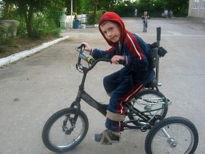 Hogyan válasszuk ki és vesz egy kerékpárt a fogyatékkal élő gyermekek bénulás véleménye, műszaki jellemzői és