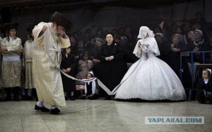 Valakivel, aki táncol az esküvőn Hasidim