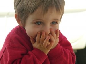 A kezelés a dadogás a gyermek otthoni