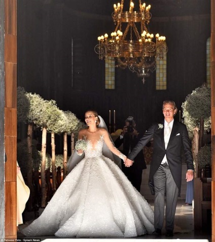 Örökösnő játszott swarovski luxus esküvő és férjhez ment egy ruhát súlyú 46 kilogramm