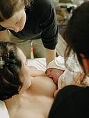 Az újszülött érzékek és a reflexek, anya és a baba kötés