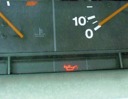 Про що сигналізують значки на приладовій панелі автомобіля