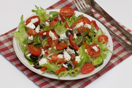 Zöldség saláta feta sajttal és olajbogyó, paradicsom recept lépésről lépésre fotók