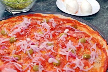 Pizza mozzarella, olajbogyó, paradicsom és gyógynövények
