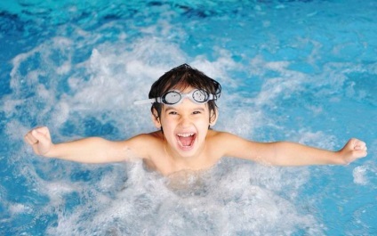 Úszás a különböző korú gyermekek használják, ellenjavallatok, képzés, útmutatók és vélemények