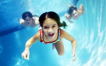 Úszás a különböző korú gyermekek használják, ellenjavallatok, képzés, útmutatók és vélemények