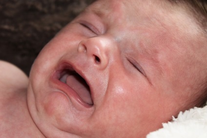Miért sír a baba éjjel, és hogyan kell megnyugodni, ha sír grudnichka