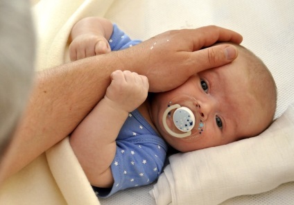 Miért sír a baba éjjel, és hogyan kell megnyugodni, ha sír grudnichka