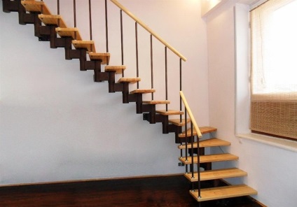 A legegyszerűbb módja, ha lépcsőn, egyszerű fa szerkezetű, a második emeleten az