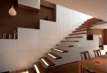 A legegyszerűbb módja, ha lépcsőn, egyszerű fa szerkezetű, a második emeleten az