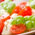 Saláta sajttal paradicsom, uborka és olajbogyó (recept)