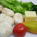 Saláta sajttal paradicsom, uborka és olajbogyó (recept)