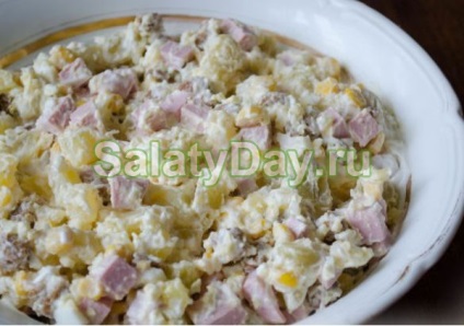 Saláta krutonnal és füstölt kolbásszal - étkezés felkorbácsolta a recept fotók és videó