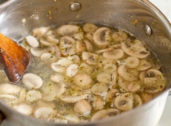 Tejszínes leves csirkével és gombával, hogyan kell főzni - egy bevált recept lépésről lépésre képekkel és ízletes () Tejszínes leves csirkével és gombával, hogyan kell főzni - bizonyított lépésről lépésre recept fotók ízletes